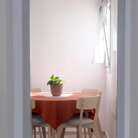 Flora's House Apartmán
